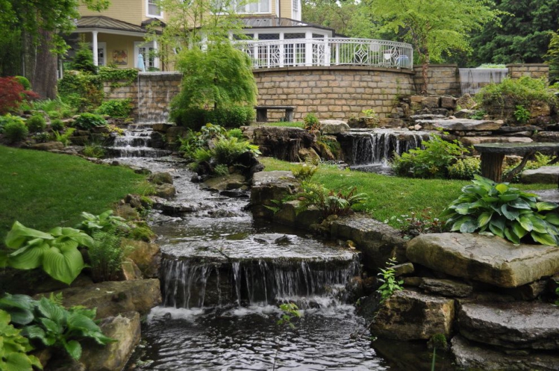 paysagiste-THEOULE SUR MER-min_landscaping-rock-louisville-ky-traditional-landscape-and-boulders-brick-wall-bushes-grass-koi-law